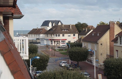 Merville-Franceville-Plage Apartment | Cozy 2-Room Apartment with Pool, Balcony, and WiFi - Near the Beach!