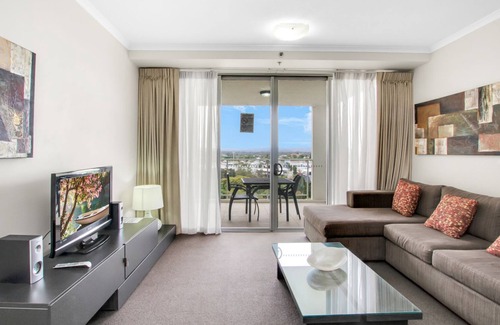 Woodend Apartment | Cozy, fully equipped 1BR apartment. Access to resort incl pool, gym, sauna.