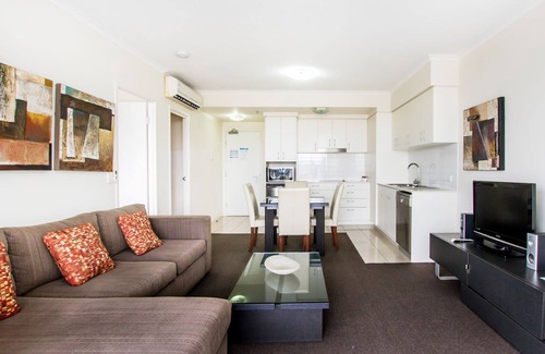 Woodend Apartment | Cozy, fully equipped 1BR apartment. Access to resort incl pool, gym, sauna.