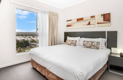 Woodend Apartment | Cozy, fully equipped 1BR apartment. Access to resort incl pool, gym, sauna.