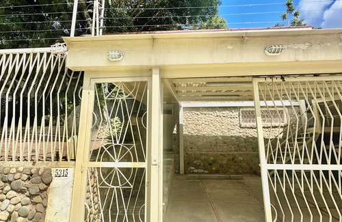 Chacao Apartment | Cozy Fully Equipped Studio with King Bed and Independent Entrance