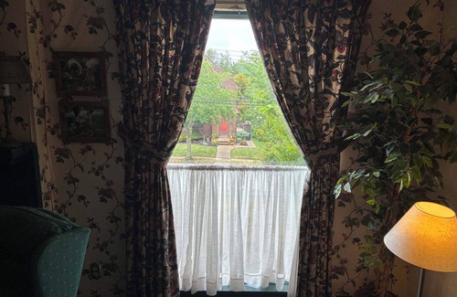 South Hills House | Cozy Furnished 3 Bedroom Mount Lebanon Home 15 Minutes From Downtown Pittsburgh