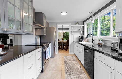 Lake Hills House | Cozy furnished 3-bedroom pet-friendly rambler in Bellevue