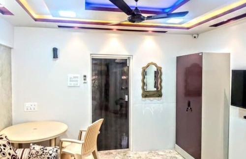 Pali Hill Apartment | Cozy Furnished Apartment One Block From The Ocean