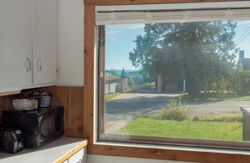Granthams Landing House | Cozy Furnished Gibsons Cottage - good for single/couples. Lengthier stays negot.