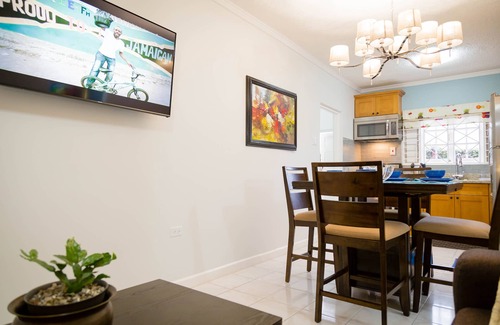 Eastwood Park House | Cozy Garden Suite near Sovereign On The Boulevard, Red Hills