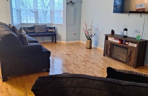 Laurel House | Cozy Gem Close to Everything!