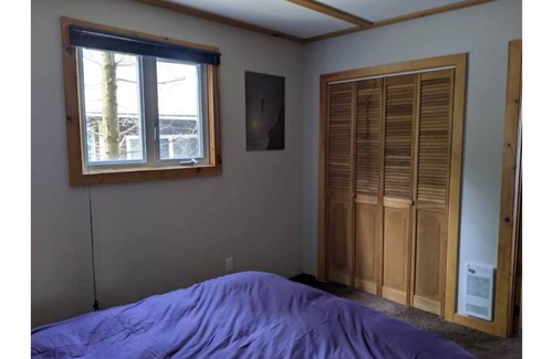 Centre Hastings Cottage | Cozy gem on the water!