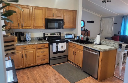 Powhatan House | Cozy Get-A-Way in Neighborhood On 3 Lakes, With Fishing Docks, Firepit, Kayaks