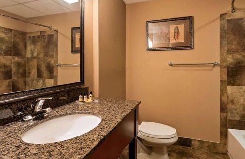 South Loop House | Cozy Getaway: Close to Shopping and Attractions | Free Shuttle