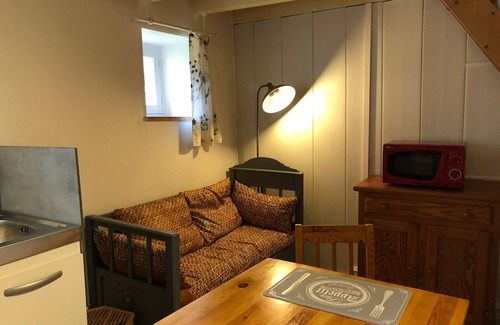 Asnieres sur Vegre Cottage | Cozy Getaway for 2 in Historic Asnières-sur-Vègre