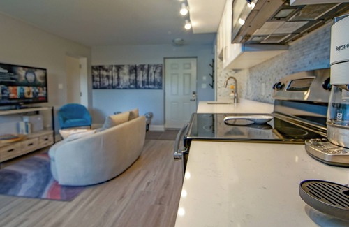 Upper Lonsdale House | Cozy Getaway in North Van - The Ideal Base for Experiencing BC's Best!