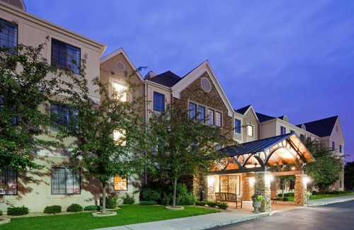 Eagan Condo | Cozy Getaway near Mall of America w/Free Parking!