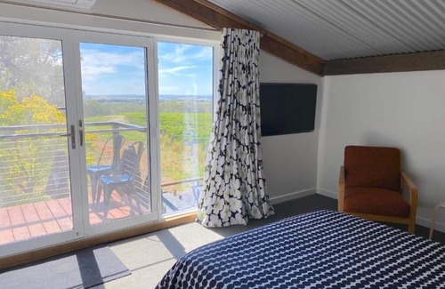 Lidster Bed & Breakfast | Cozy Getaway with Beautiful Vineyard views in the middle of wine region!