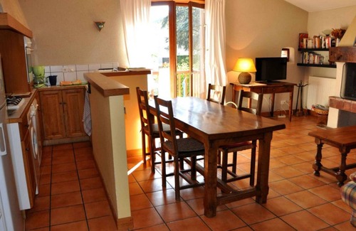 Maringes Cottage | Cozy Gîte with Fireplace, Terrace, and Garden in Maringes - Pet Friendly