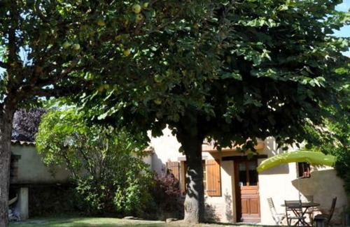 Maringes Cottage | Cozy Gîte with Fireplace, Terrace, and Garden in Maringes - Pet Friendly