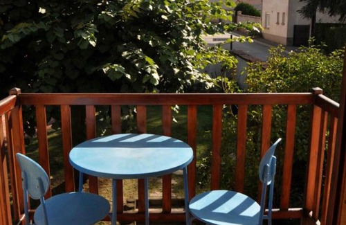 Maringes Cottage | Cozy Gîte with Fireplace, Terrace, and Garden in Maringes - Pet Friendly