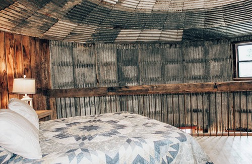 Tebbetts Cabin | Cozy Grain Bin Lodge in Quaint Loose Creek, MO with WiFi, AC