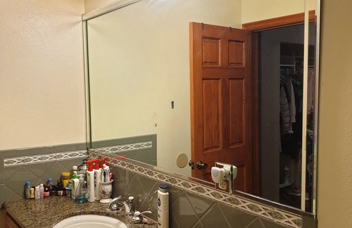 South Redlands House | Cozy Green Room in a Redlands home