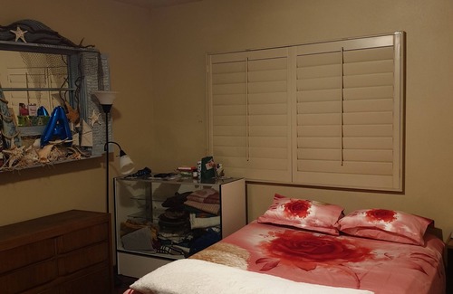 South Redlands House | Cozy Green Room in a Redlands home