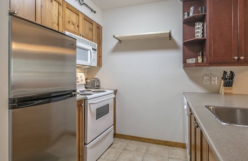 Silver Star Mountain Condo | Cozy ground floor Creekside Condo - pet friendly, gas fireplace, close to trails