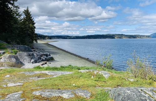 Mill Bay House | Cozy ground floor suite near the ocean waters of Mill Bay