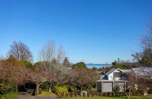 Waipahihi House | Cozy Group Stay With Air Con and Outdoor Dining