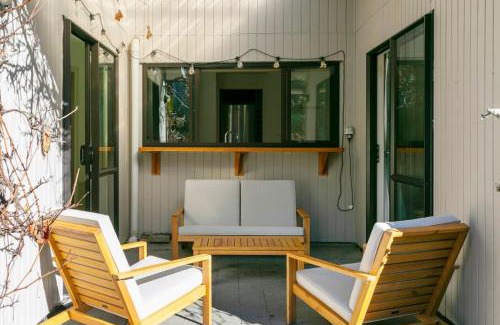 Waipahihi House | Cozy Group Stay With Air Con and Outdoor Dining