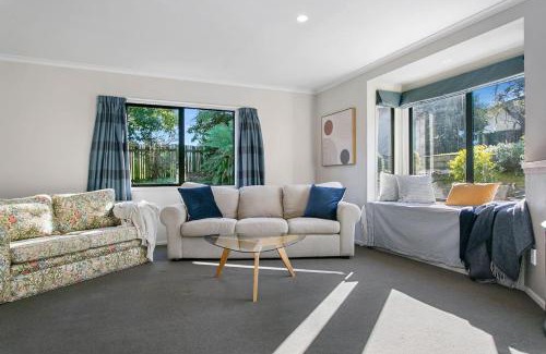 Waipahihi House | Cozy Group Stay With Air Con and Outdoor Dining