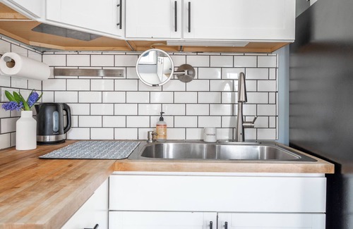 Bantam House | Cozy Guest House on 15 Acres