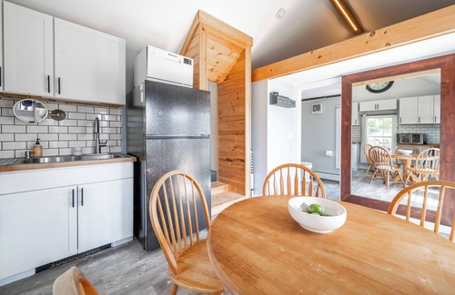 Bantam House | Cozy Guest House on 15 Acres