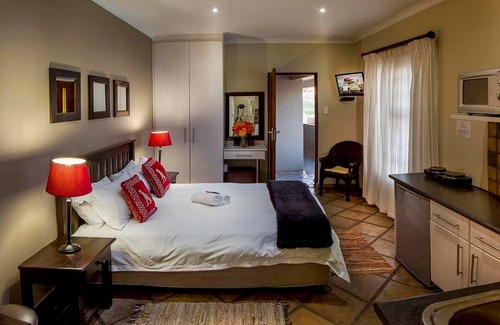 Humewood Bed & Breakfast | Cozy guest room with double bed and kitchen, near Port Elizabeth
