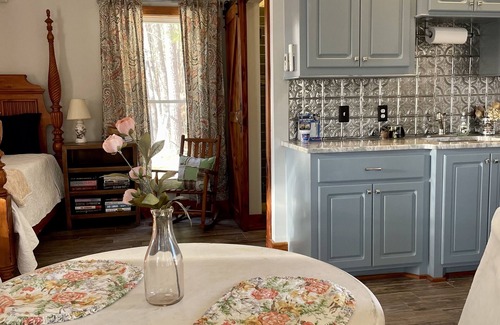 Madison House | Cozy guesthouse minutes from multiple amenities