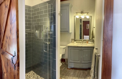 Madison House | Cozy guesthouse minutes from multiple amenities