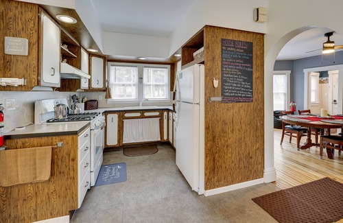 Hart House | Cozy Hart Getaway w/Fire Pit < 1 Mi to Lake!