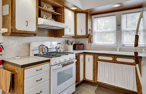 Hart House | Cozy Hart Getaway w/Fire Pit < 1 Mi to Lake!