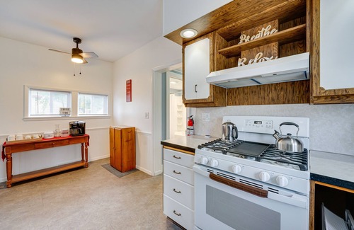 Hart House | Cozy Hart Getaway w/Fire Pit < 1 Mi to Lake!