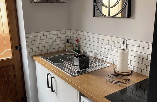 Abertillery Apartment | Cozy Haven For Two, Modern Annexe with a Mountain View