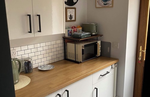 Abertillery Apartment | Cozy Haven For Two, Modern Annexe with a Mountain View
