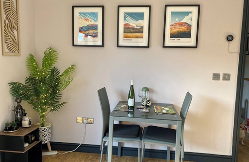 Abertillery Apartment | Cozy Haven For Two, Modern Annexe with a Mountain View