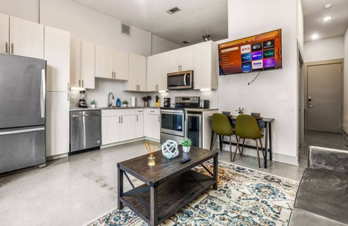 Ryan Place Apartment | Cozy Haven Steps Away from University Life