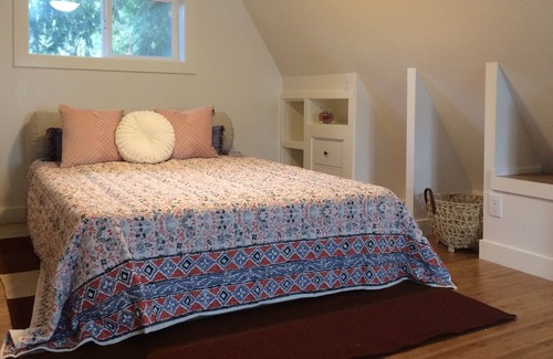 North City Cottage | Cozy Hayloft in the quiet forested suburbs of Seattle, close to lightrail