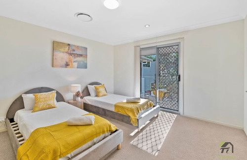 Springfield Lakes House | Cozy Heaven Treeview House for Dream Trip
