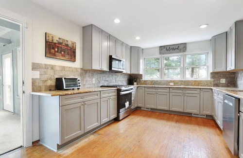 Lovettsville House | Cozy Hemingway Retreat 3500sf HotTub Pool Tennis Ct