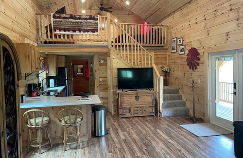 Richland Center Cabin | Cozy hillside retreat near trout stream, public forest and UTV trails.