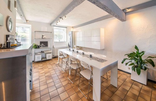 La Reid House | Cozy holiday home in La Reid with a whirlpool