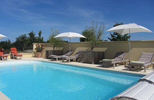 Laree House | cozy holiday home, heated pool, extra large beds, 4 bedrooms 4 bath