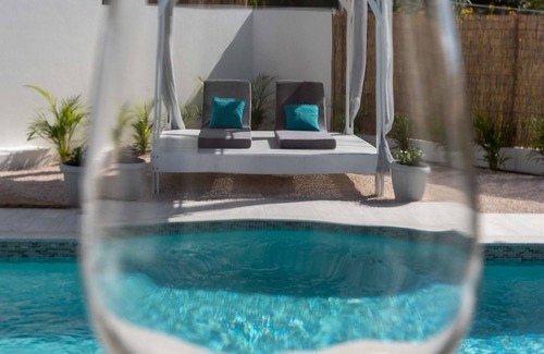 Grote Berg House | Cozy Holiday Home with private pool, outdoor kitchen and large private garden.