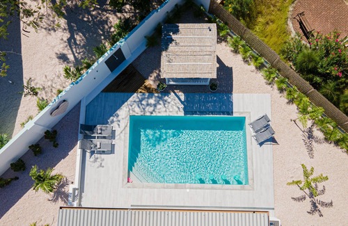 Grote Berg House | Cozy Holiday Home with private pool, outdoor kitchen and large private garden.