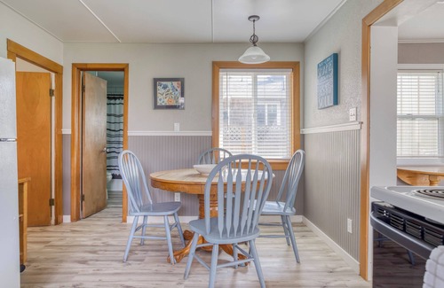 Downtown Cannon Beach House | Cozy Home 3 Blocks From Downtown and 1 Block From Beach